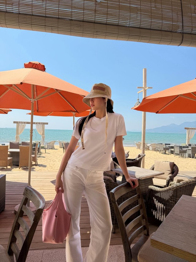 Bỏ qua bikini, nàng vẫn tỏa sáng với loạt trang phục đi biển cuốn hút 10 Bỏ qua bikini, nàng vẫn tỏa sáng với loạt trang phục đi biển cuốn hút - Ảnh 10.