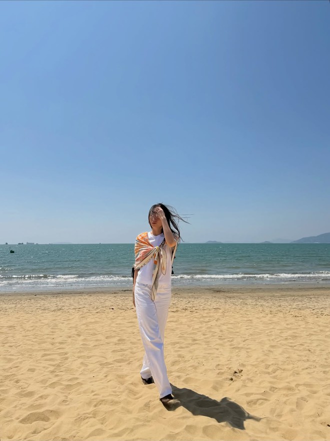 Bỏ qua bikini, nàng vẫn tỏa sáng với loạt trang phục đi biển cuốn hút 11 Bỏ qua bikini, nàng vẫn tỏa sáng với loạt trang phục đi biển cuốn hút - Ảnh 11.