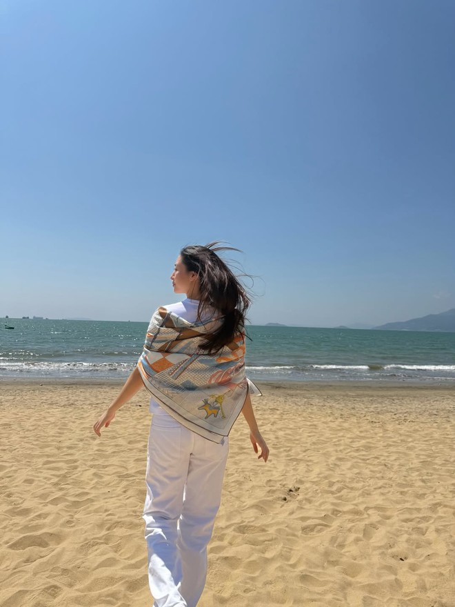 Bỏ qua bikini, nàng vẫn tỏa sáng với loạt trang phục đi biển cuốn hút 12 Bỏ qua bikini, nàng vẫn tỏa sáng với loạt trang phục đi biển cuốn hút - Ảnh 12.