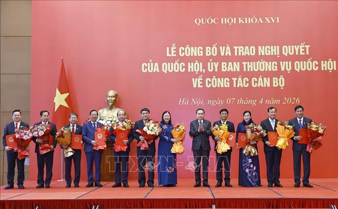 Chủ tịch Quốc hội trao Nghị quyết công tác cán bộ năm 2026 - Ảnh 2. Chủ tịch Quốc hội trao Nghị quyết công tác cán bộ năm 2026 - Ảnh 2.