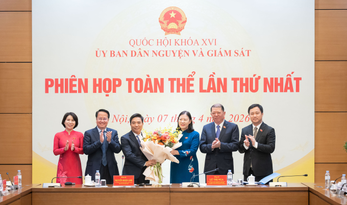 Phó chủ tịch Quốc hội Nguyễn Doãn Anh chúc mừng lãnh đạo Ủy ban Dân nguyện và Giám sát khóa 16 ra mắt. Ảnh: Hoàng Phong
