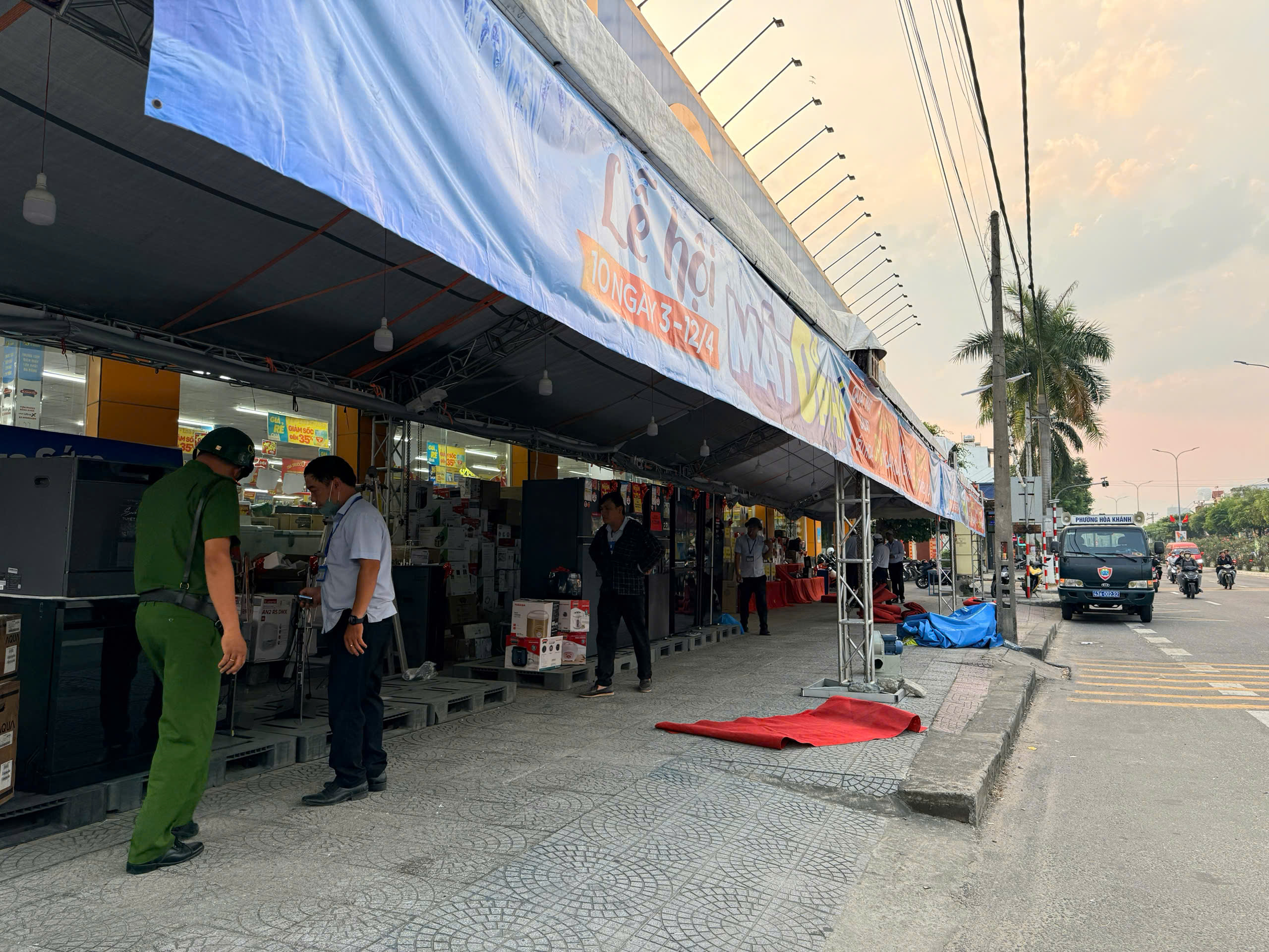 Dựng rạp, rào dây làm nơi buôn bán trên vỉa hè: Tuổi Trẻ vừa đăng, phường xử lý ngay 3 Dựng rạp, rào dây làm nơi buôn bán trên vỉa hè: Tuổi Trẻ vừa đăng, phường xử lý ngay - Ảnh 3.