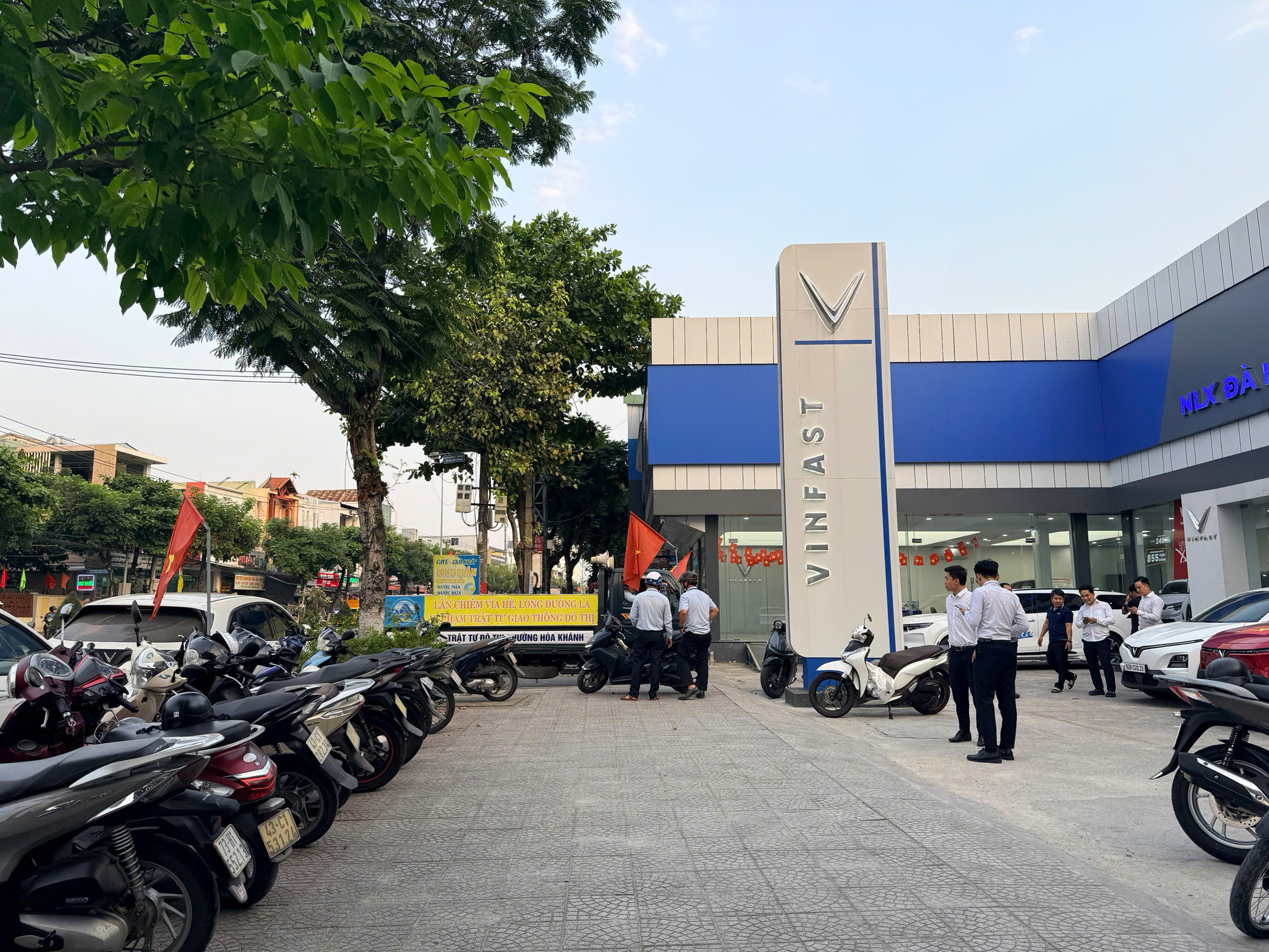 Dựng rạp, rào dây làm nơi buôn bán trên vỉa hè: Tuổi Trẻ vừa đăng, phường xử lý ngay 4 Vỉa hè - Ảnh 4.