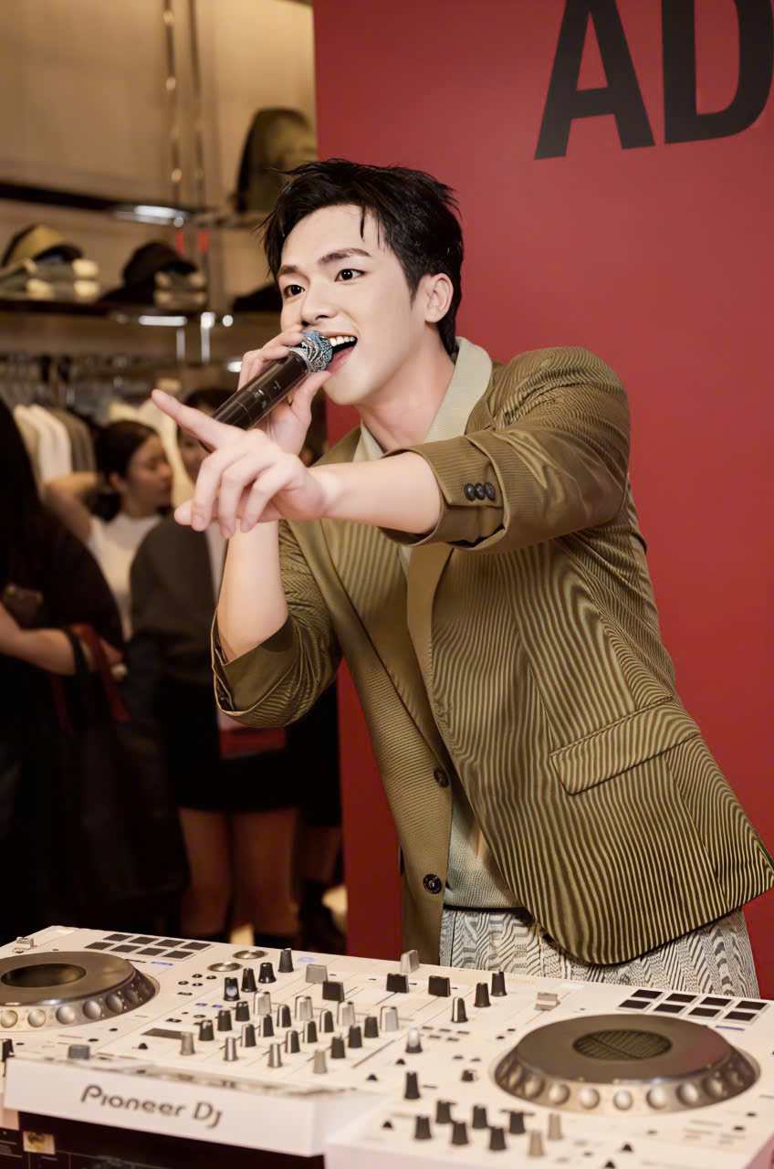 Vương Bình “khuấy động” sự kiện HUGO, chính thức mở màn chiến dịch “Red Means GO” tại Việt Nam - Ảnh 3. Vương Bình “khuấy động” sự kiện HUGO, chính thức mở màn chiến dịch “Red Means GO” tại Việt Nam - Ảnh 3.