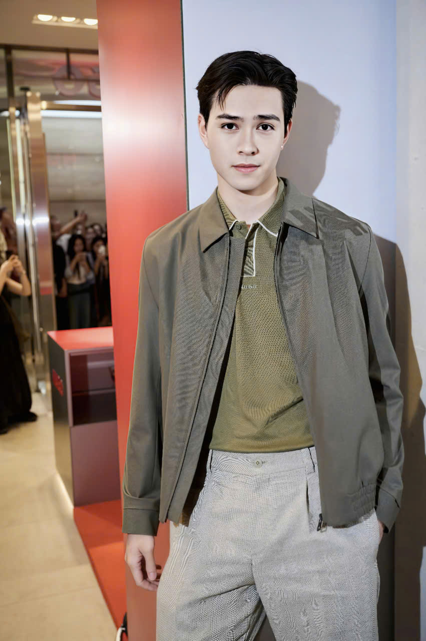 Vương Bình “khuấy động” sự kiện HUGO, chính thức mở màn chiến dịch “Red Means GO” tại Việt Nam - Ảnh 8. Vương Bình “khuấy động” sự kiện HUGO, chính thức mở màn chiến dịch “Red Means GO” tại Việt Nam - Ảnh 8.