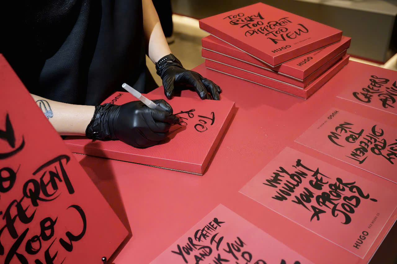 Vương Bình “khuấy động” sự kiện HUGO, chính thức mở màn chiến dịch “Red Means GO” tại Việt Nam - Ảnh 10. Vương Bình “khuấy động” sự kiện HUGO, chính thức mở màn chiến dịch “Red Means GO” tại Việt Nam - Ảnh 10.