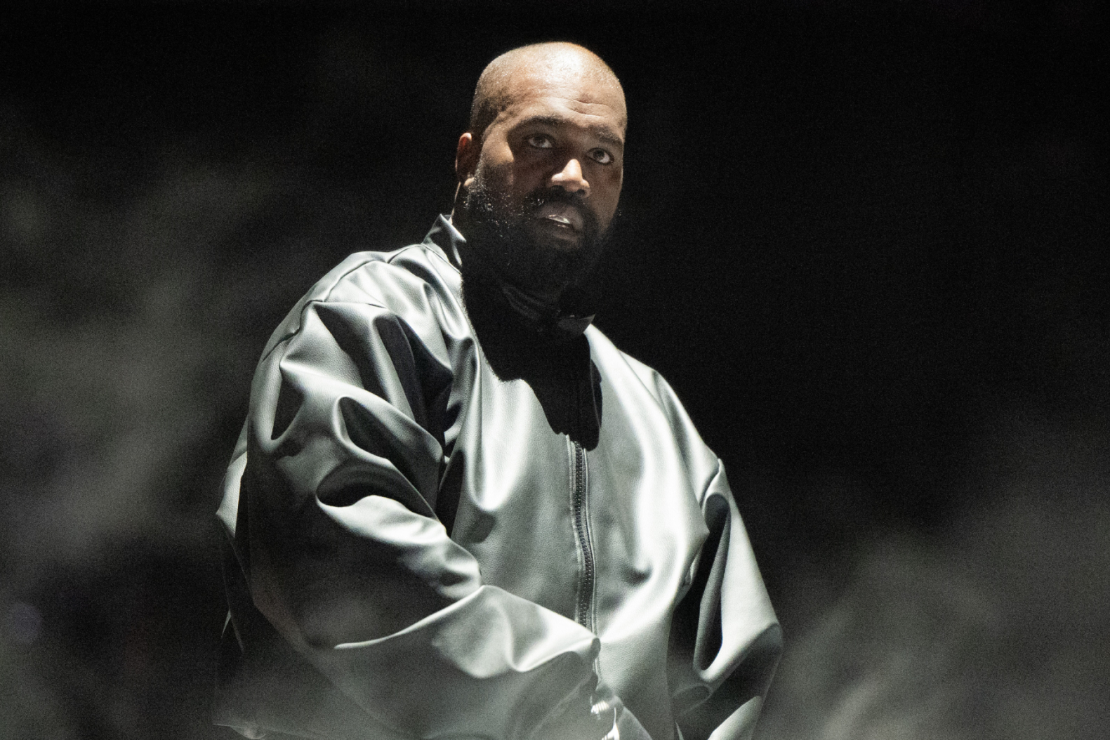 1775573491 263 Kanye West bi nuoc Anh cam nhap canh huy ca