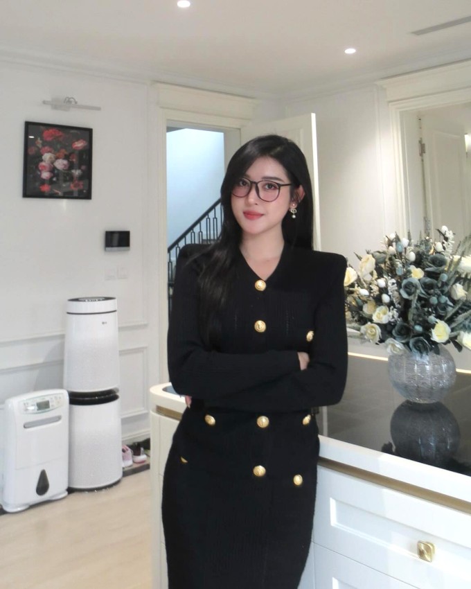 Huyền My gây bàn tán vì thanh lý giày bẩn, mòn đế 3 Huyền My sống kín tiếng, không hoạt động showbiz từ khi bước sang tuổi 30.