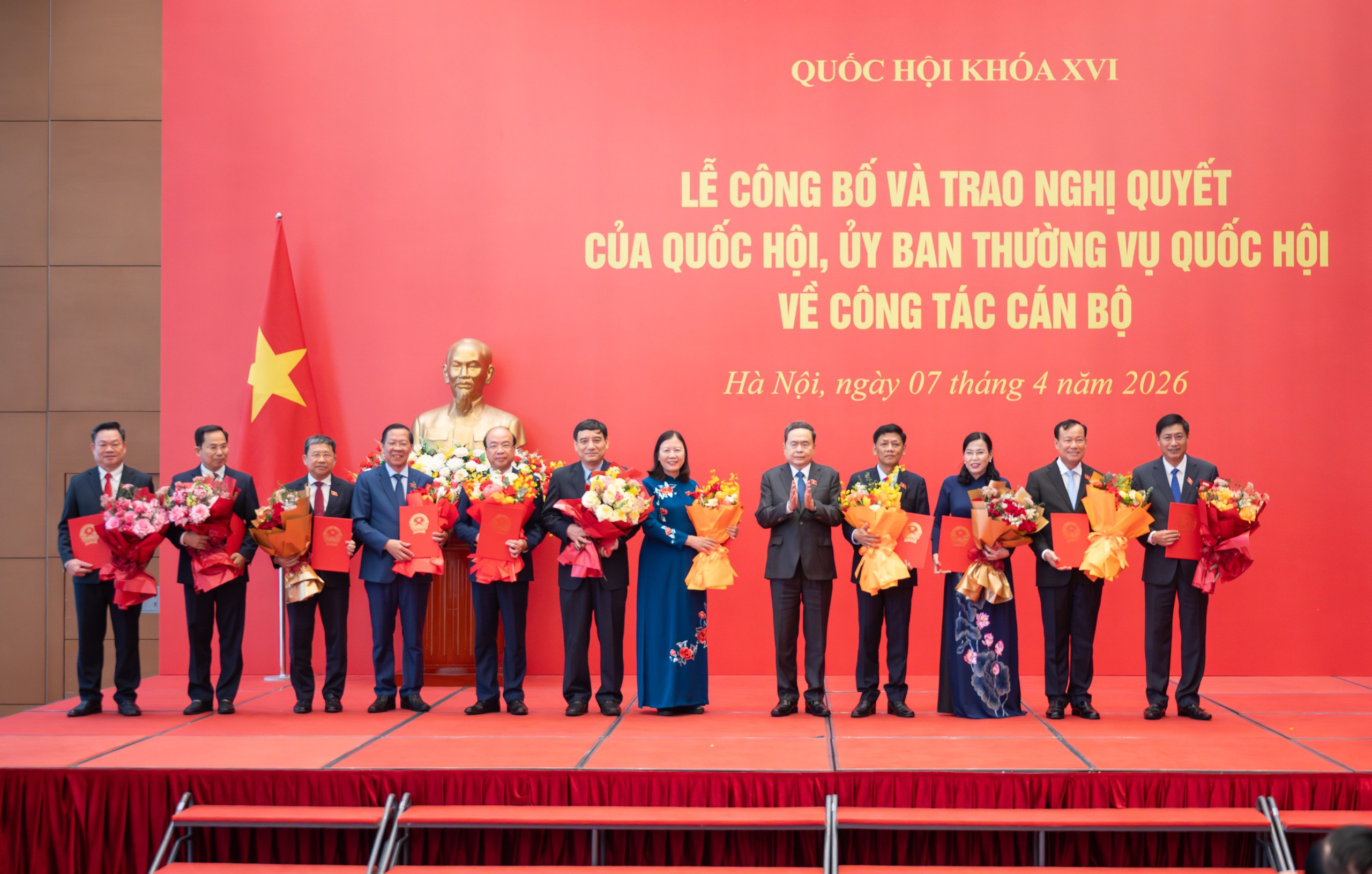 Chủ tịch Quốc hội chủ trì trao các nghị quyết của Quốc hội, Ủy ban Thường vụ Quốc hội về cán bộ 2 Quốc hội - Ảnh 2.