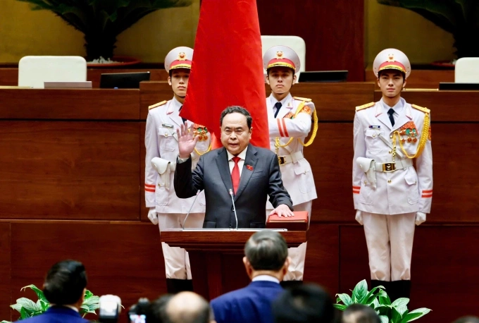 Chủ tịch Quốc hội Trần Thanh Mẫn thực hiện nghi thức tuyên thệ. Ảnh: Hoàng Phong