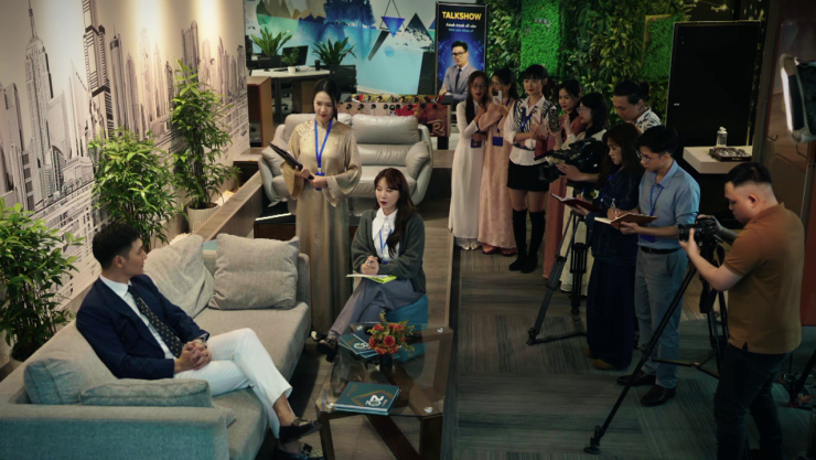 Lâm bất bình khi bị hỏi về chuyện đời tư. Ảnh VTV