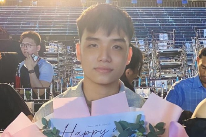 Bạn trai ôm hoa chờ Ý Nhi sau khi cô đăng quang