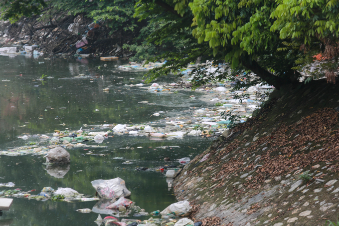 Rác thải tràn trên mặt nước hệ thống thủy lợi Bắc Hưng Hải tại Hưng Yên tháng 3/2026. Ảnh: Gia Chính