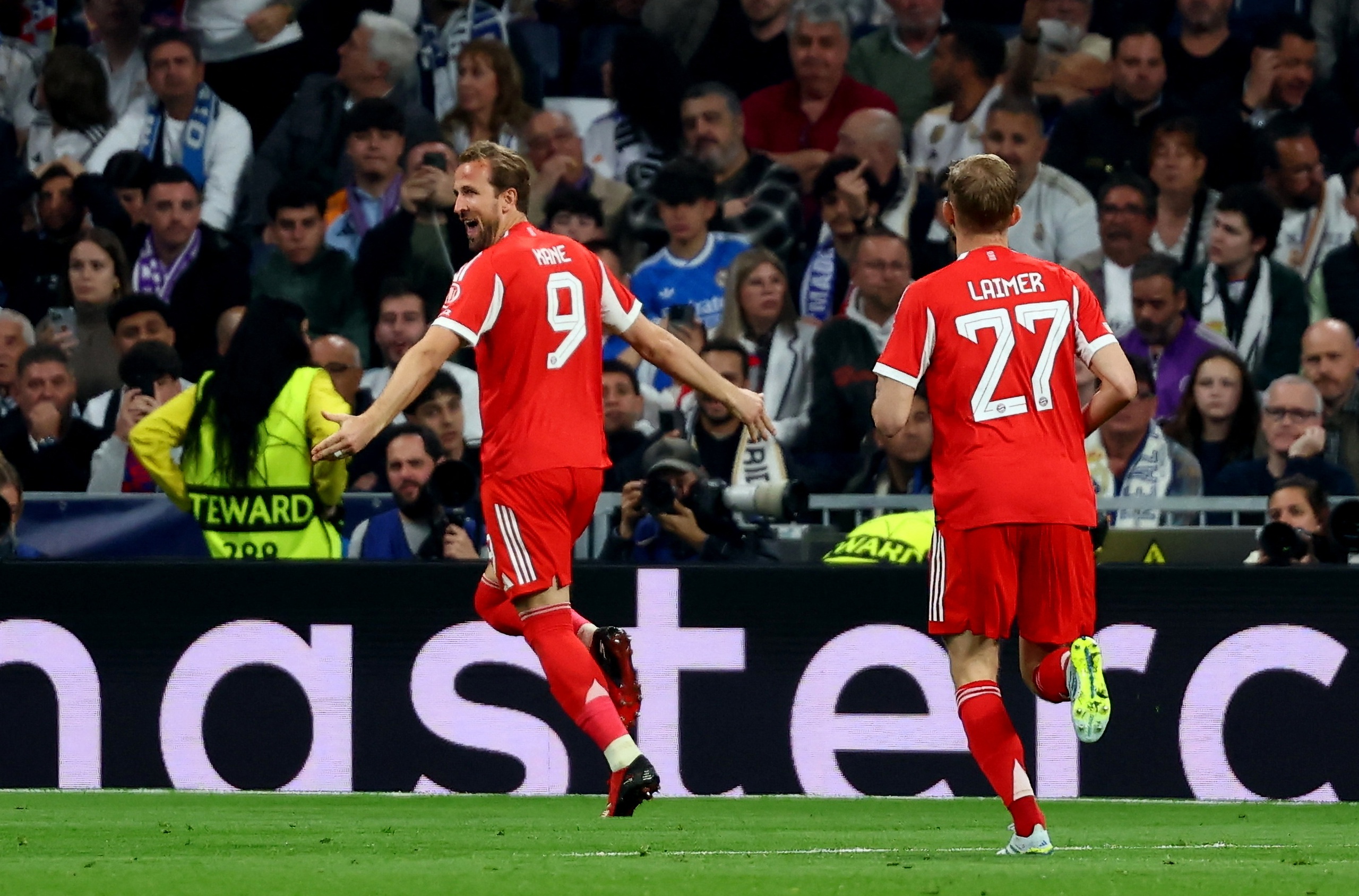 Bayern Munich hạ đẹp Real Madrid nhờ khoảnh khắc 'thảm họa' của Vinicius, Arsenal thắng phút 90+1- Ảnh 3. Bayern Munich hạ đẹp Real Madrid nhờ khoảnh khắc 'thảm họa' của Vinicius, Arsenal thắng phút 90+1- Ảnh 3.