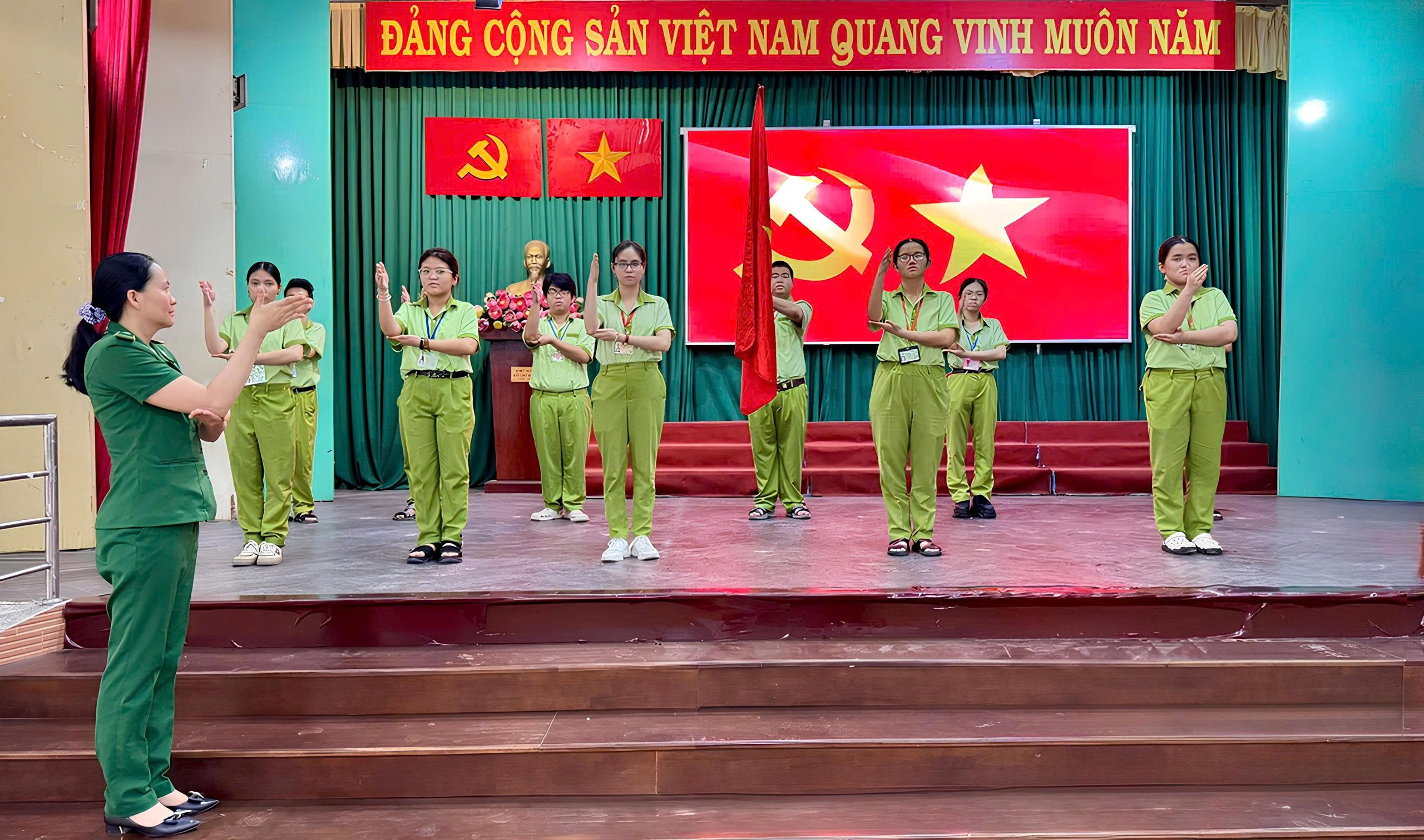 Trẻ yếu thế kể chuyện Thanh niên xung phong TP.HCM bằng tranh - Ảnh 8.