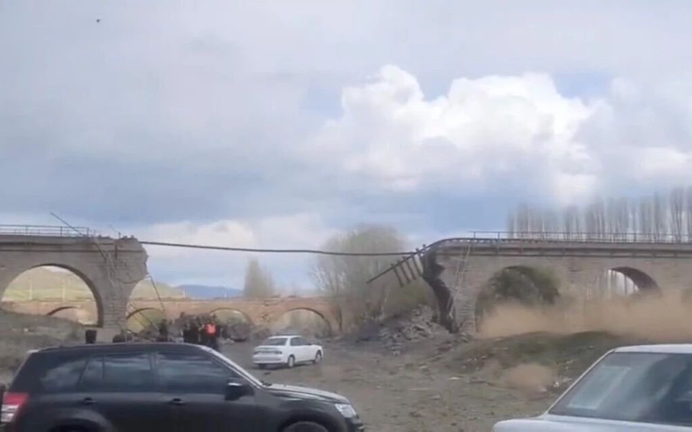 Cây cầu đường sắt được cho là trúng đòn không kích của Israel gần Amin Abad (Iran) ngày 7-4. Ảnh: X Cây cầu đường sắt được cho là trúng đòn không kích của Israel gần Amin Abad (Iran) ngày 7-4. Ảnh: X