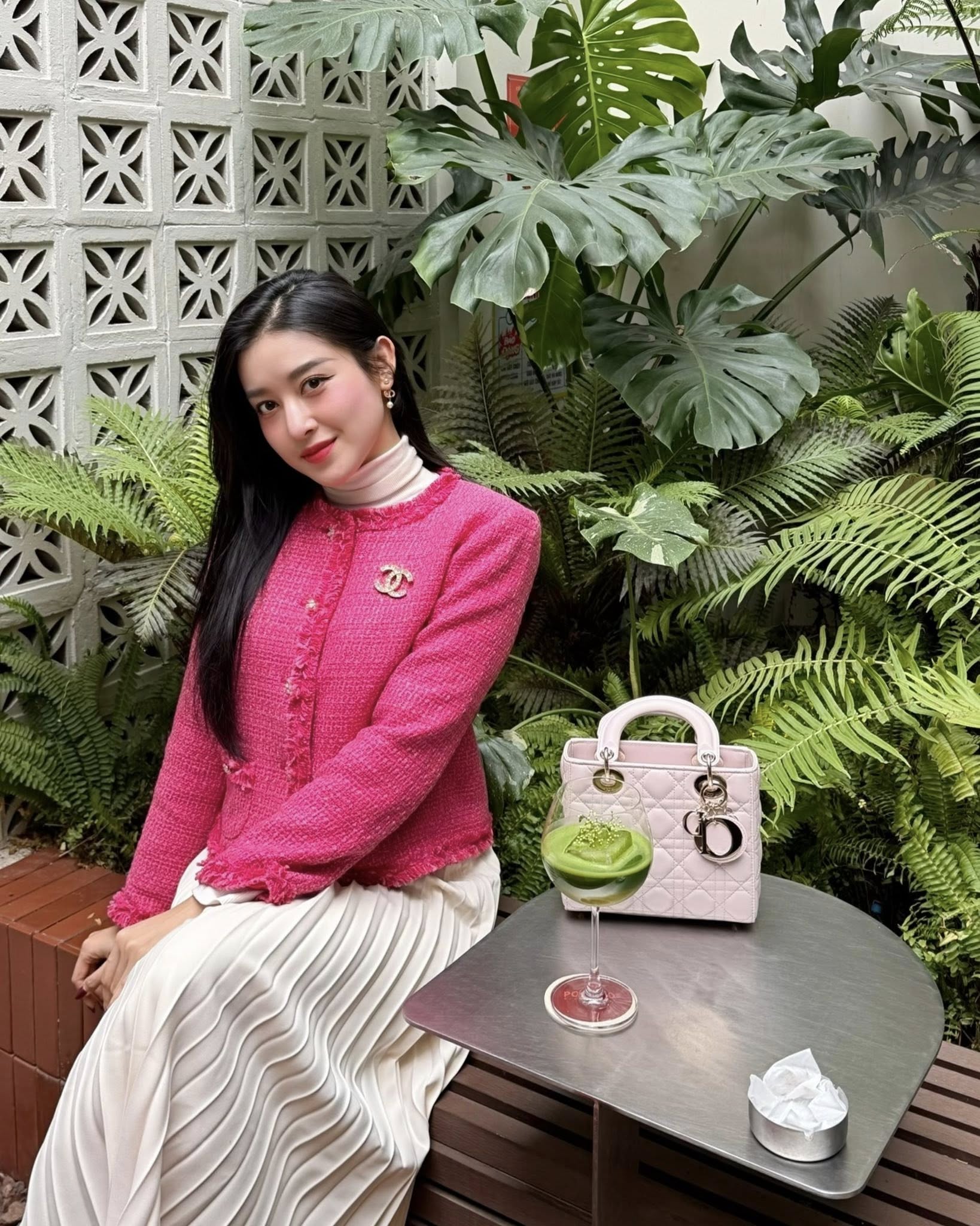 Á hậu Huyền My tiếp tục lên đơn sau vụ đôi giày 