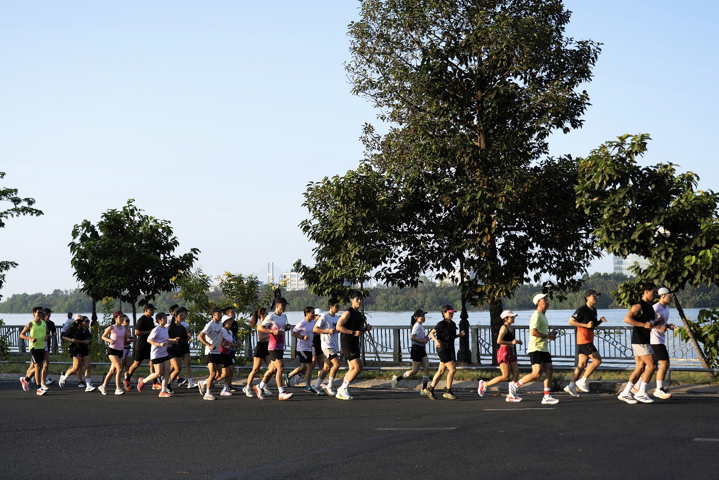 Chân dung dân công sở kiểu mẫu 2026: Sáng sớm dậy chạy bộ, tối về khoe tracklog - Ảnh 5. Chân dung dân công sở kiểu mẫu 2026: Sáng sớm dậy chạy bộ, tối về khoe tracklog - Ảnh 5.