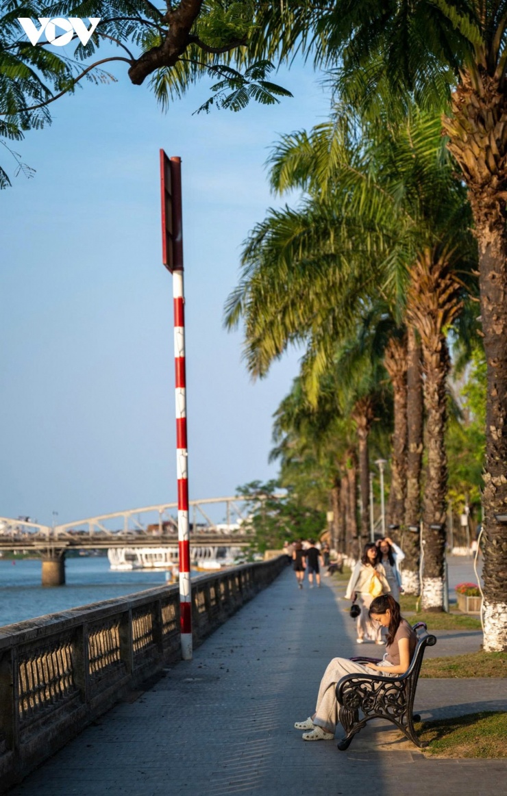 Đây cũng là thời điểm lý tưởng để du khách tản bộ, đạp xe hoặc đơn giản là ngồi lại ở một góc nhỏ ven sông và tận hưởng nhịp sống chậm rãi.