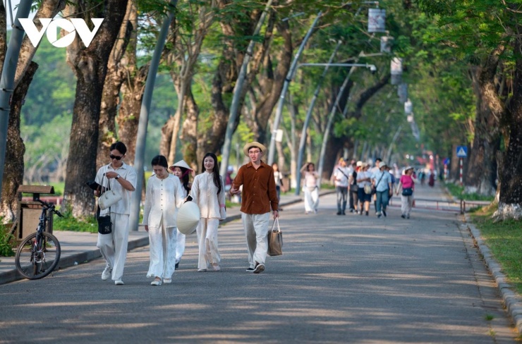 Du khách rảo bước trên những con đường xanh mát tại Huế.
