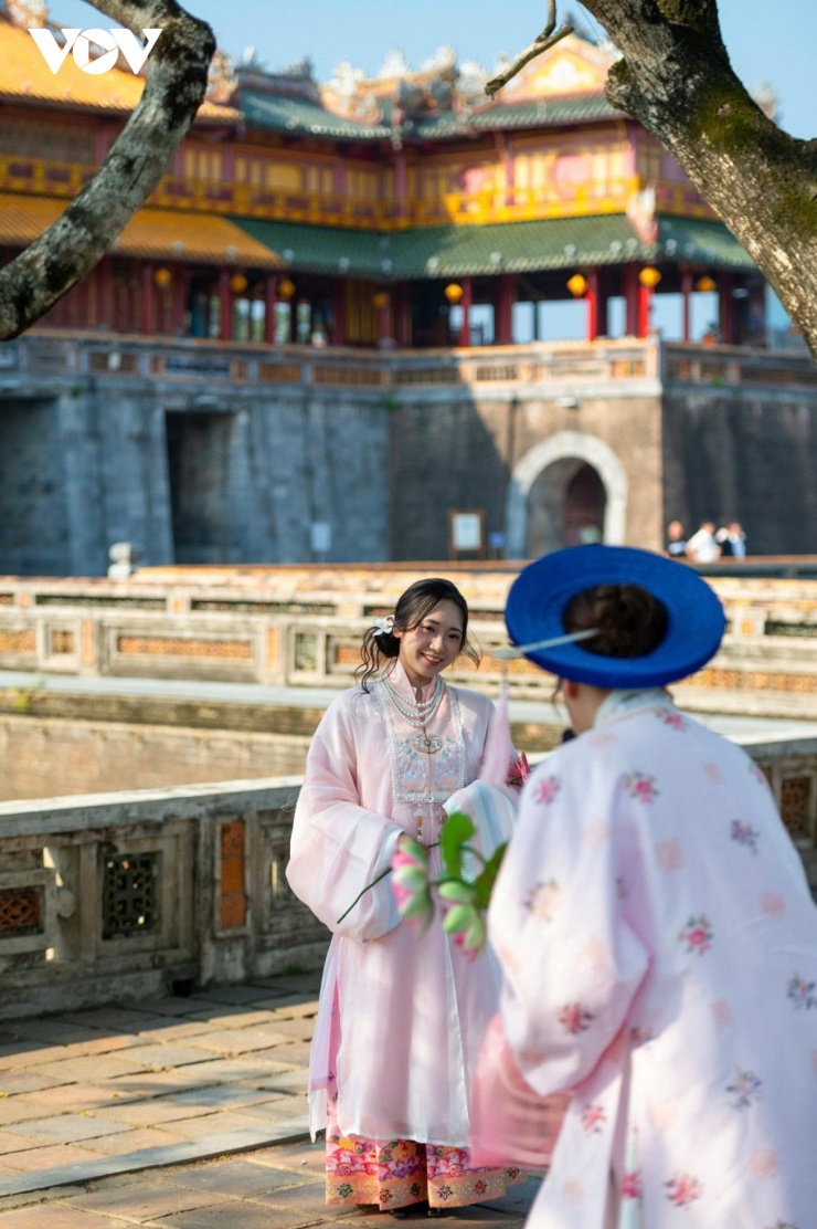 Khi ánh nắng bắt đầu dịu lại, các công trình, di tích như được khoác lên một lớp ánh sáng vàng nhẹ, làm nổi bật từng đường nét kiến trúc cổ kính.