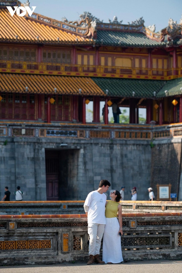Trước khu vực Ngọ Môn cổng chính của Đại Nội Huế, không khí trở nên nhộn nhịp hơn với hình ảnh du khách check-in, lưu giữ những khoảnh khắc đáng nhớ.