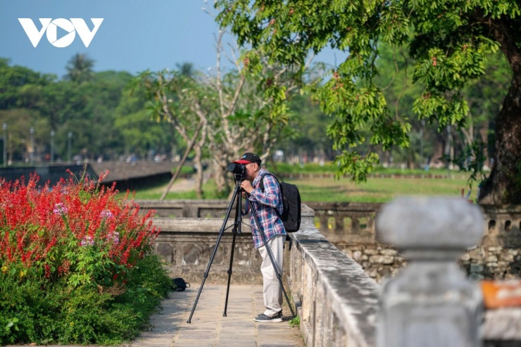 Thời điểm này, các địa điểm tại Huế thu hút nhiều nhiếp ảnh gia. Từ những góc chụp quen thuộc bên sông Hương đến các không gian di sản, mỗi khung hình đều chứa đựng một câu chuyện, một cảm xúc và một góc nhìn mới mẻ về Huế.