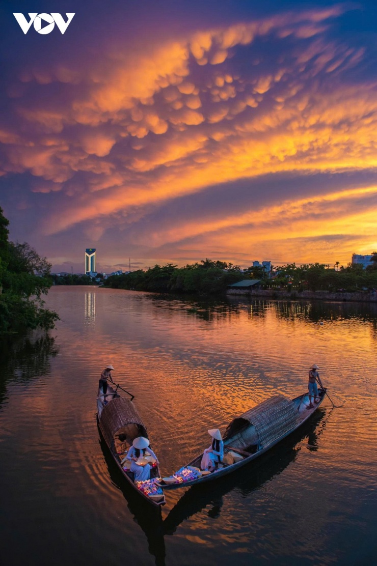 Đặc biệt, hoàng hôn trên sông Hương vào thời điểm này là một trong những khung cảnh không thể bỏ lỡ khi đến Huế.