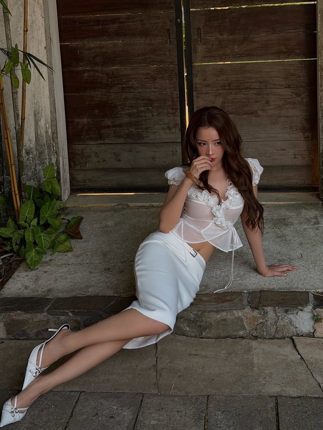 Công thức mặc đẹp không bao giờ lỗi mốt 2 Monochrome trắng: Công thức mặc đẹp không bao giờ lỗi mốt - Ảnh 2.