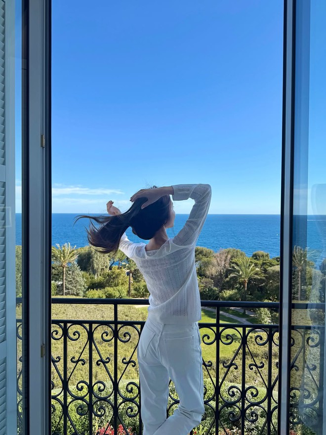 Công thức mặc đẹp không bao giờ lỗi mốt 4 Monochrome trắng: Công thức mặc đẹp không bao giờ lỗi mốt - Ảnh 4.