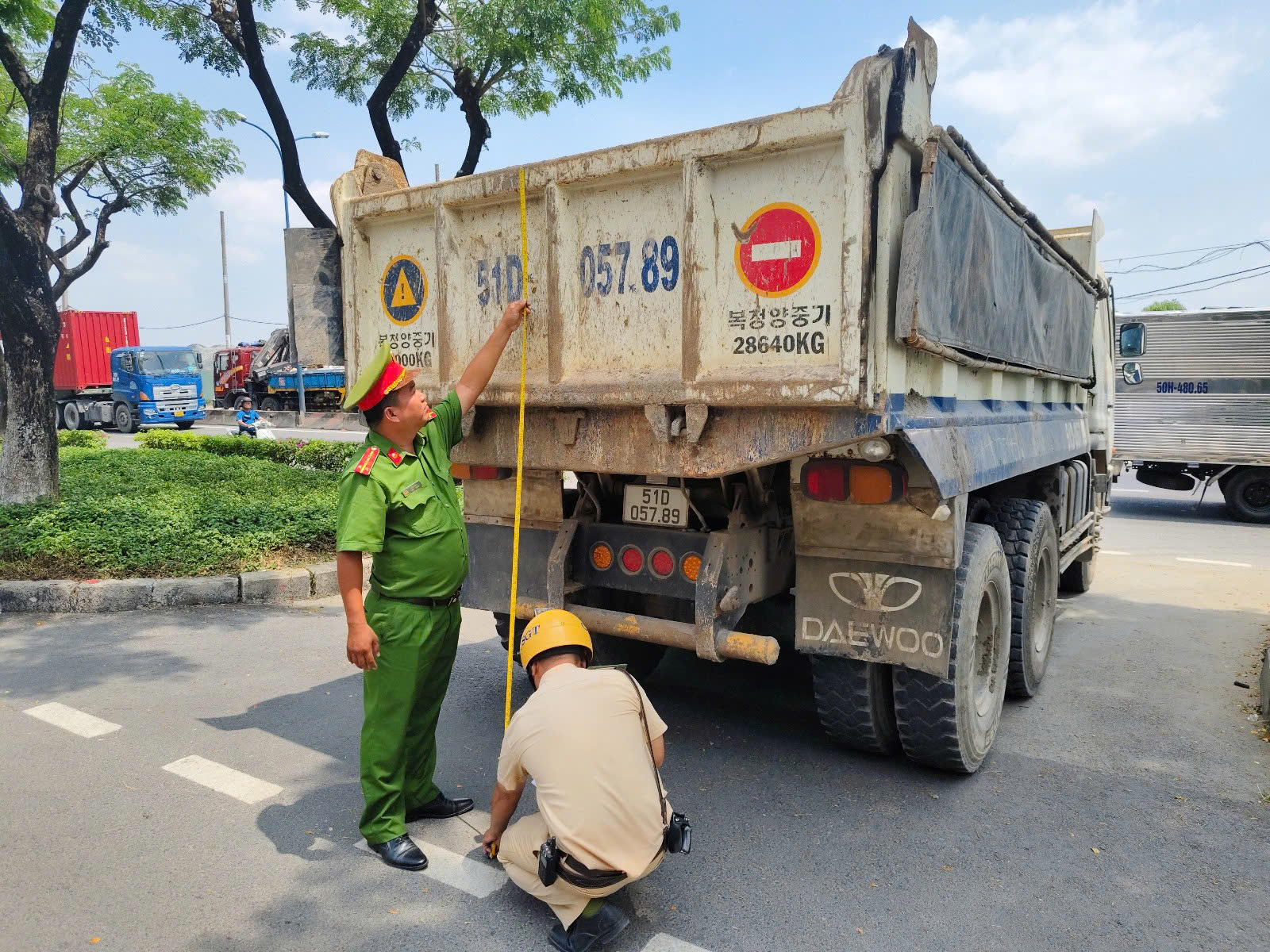 Lưu ý quan trọng của CSGT TPHCM với các chủ xe tải lớn 1 Điều - Ảnh 1.