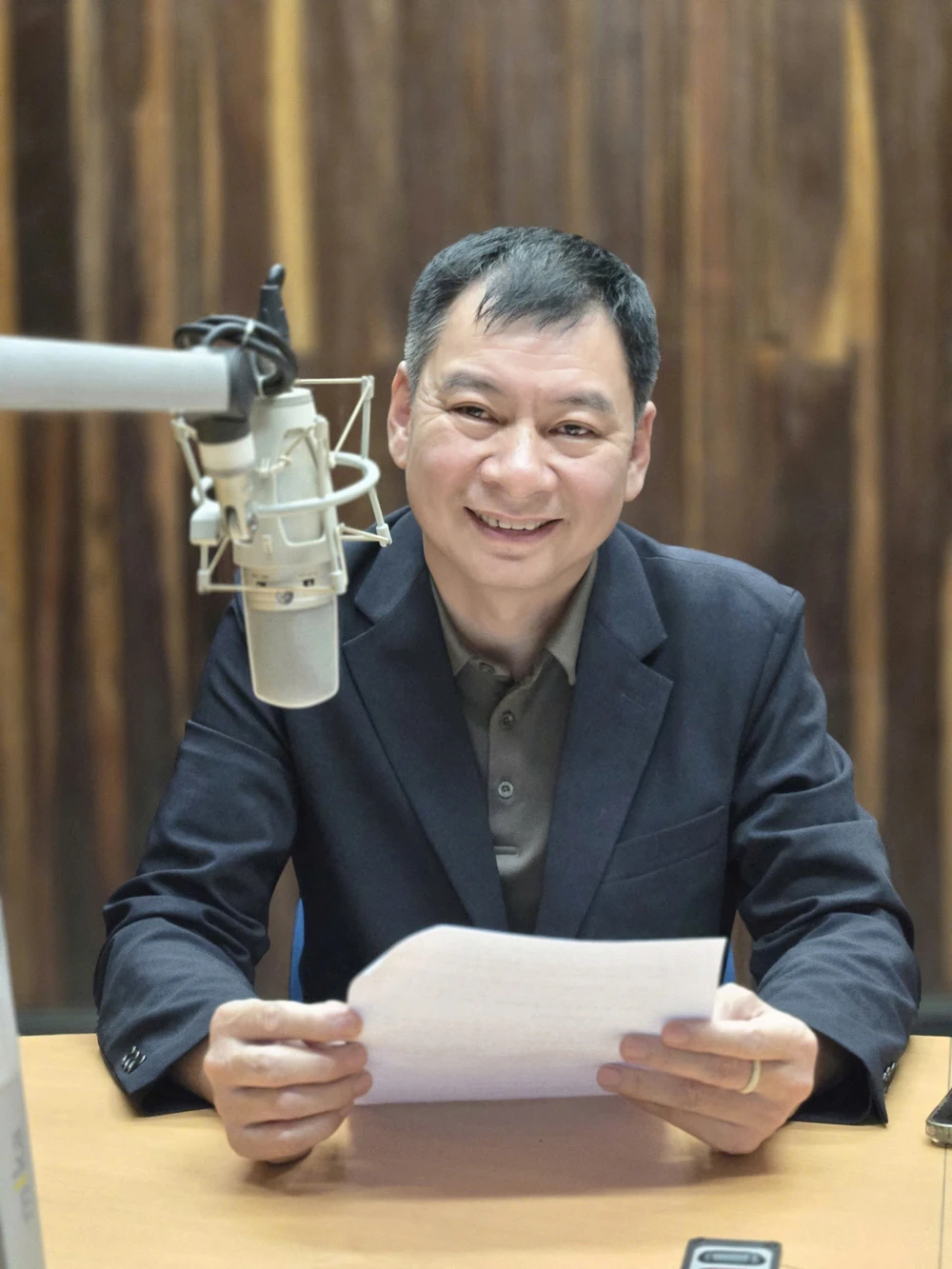 Nhà báo Đồng Mạnh Hùng, Trưởng Ban Giám khảo Hội đồng thi phát thanh trực tiếp. Ảnh: BTC bi-thu-chu-tich-tinh-len-song-doi-thoai-truc-tiep-voi-nguoi-dan-1.jpg