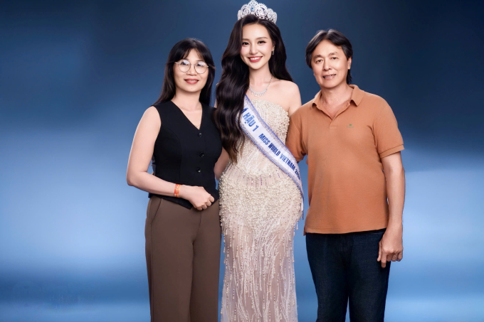Khánh Như bên bố mẹ sau đoạt danh hiệu á hậu. Ảnh: Nhân vật cung cấp