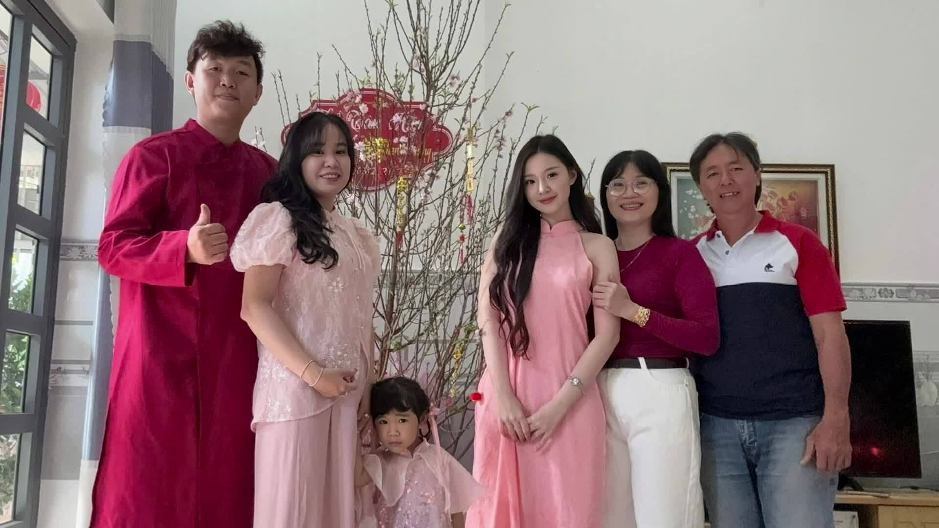 Khánh Như: 'Trưởng thành nhờ quán cơm núp hẻm của bố mẹ’