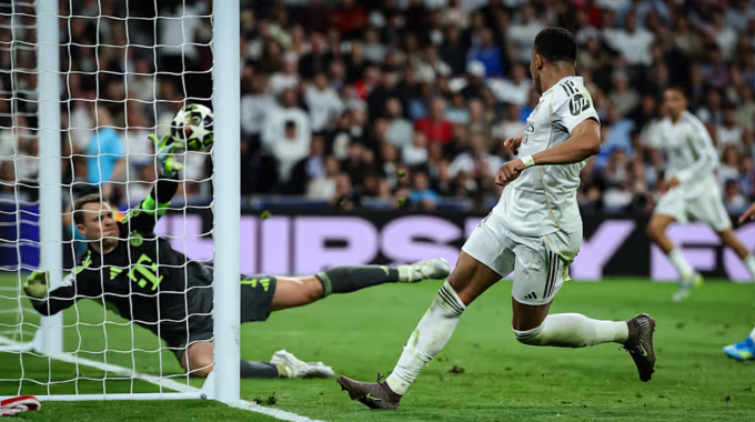 Kylian Mbappe đệm cận thành, rút ngắn cách biệt xuống 1-2. Ảnh: FC Bayern