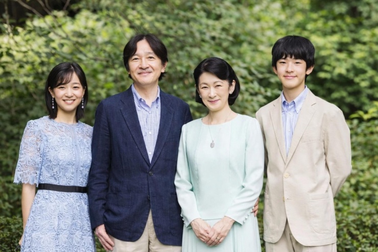 Kako là con gái của Thái tử Akishino - em trai Nhật hoàng Naruhito. Tatler nhận xét cô có gương mặt tròn, tươi tắn và hiền hòa. Theo Japan Times, ngoài được ca ngợi về nhan sắc, cô còn nhận nhiều lời khen thông minh, duyên dáng và mang cốt cách thừa hưởng từ cựu Hoàng hậu Michiko. Cô được xem là biểu tượng cho thế hệ hoàng gia mới: Gần gũi nhưng vẫn giữ được sự chuẩn mực truyền thống.