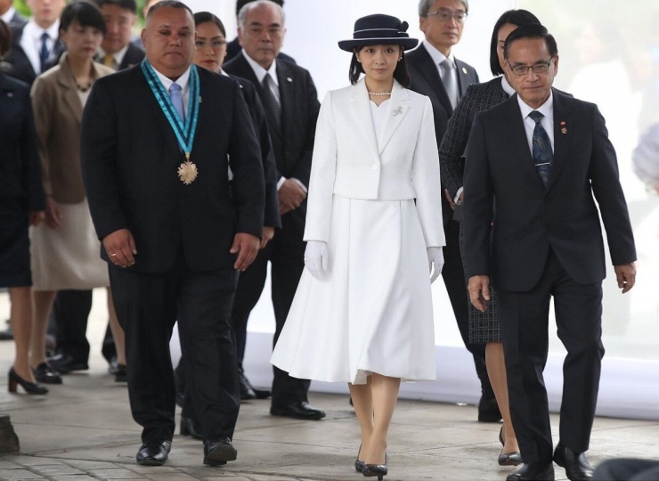 Cô tạo điểm nhấn cho bộ đồ gồm blazer đồng điệu váy chữ A trắng bằng mũ fedora đen thắt nơ trong một sự kiện.