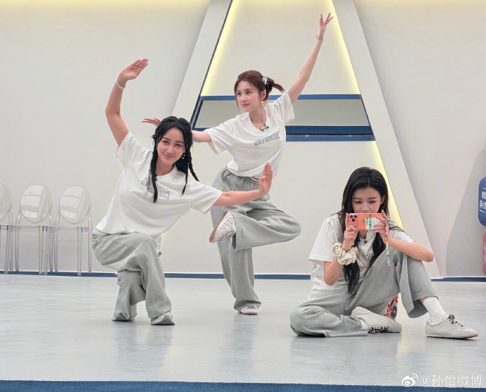 1775625276 864 Show Trung Quoc Trang Phap dang thi huy chieu khan