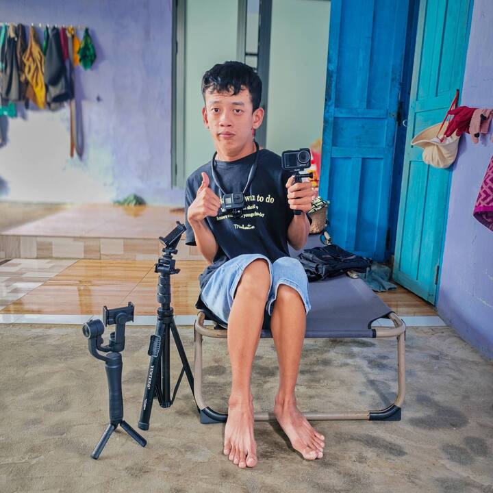 1775630629 993 Cuoc song ruc ro cua chang trai bai nao dao