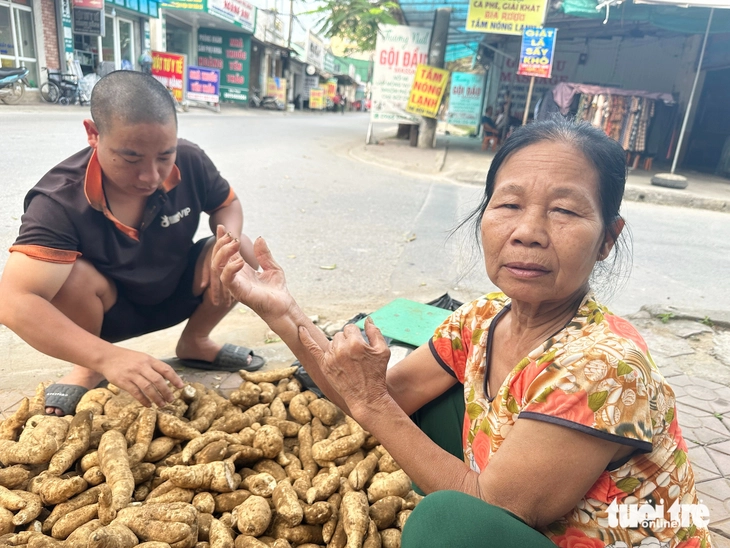 Éo le cảnh đời mẹ già bán khoai nuôi ba người con mắc bệnh tâm thần 3 con khờ - Ảnh 3.