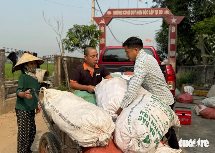 Éo le cảnh đời mẹ già bán khoai nuôi ba người con mắc bệnh tâm thần 4 con khờ - Ảnh 4.