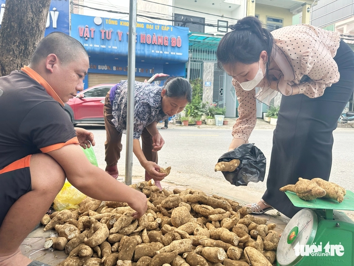 Éo le cảnh đời mẹ già bán khoai nuôi ba người con mắc bệnh tâm thần 5 con khờ - Ảnh 5.