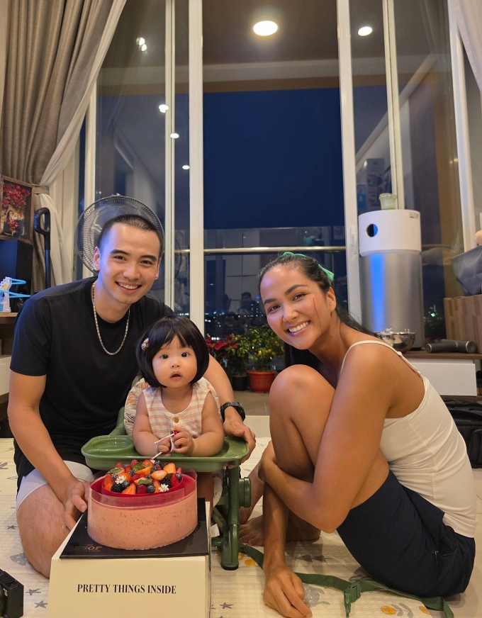 Gia đình HHen Niê mừng con gái sáu tháng tuổi tại nhà riêng.