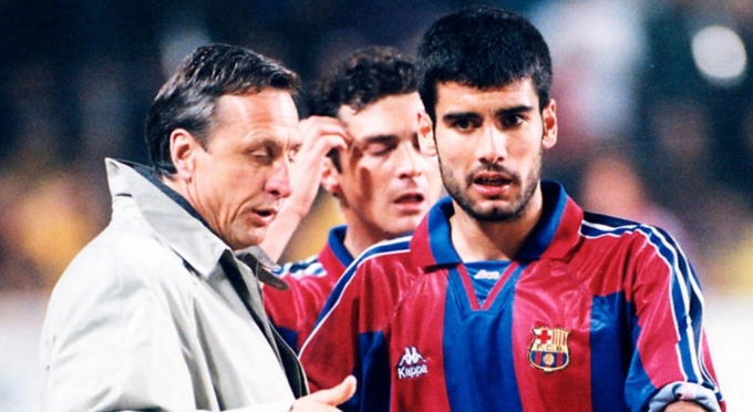 Pep Guardiola thời còn làm học trò của Johan Cruyff ở Barca những năm đầu 1990. Ảnh: Rex Features