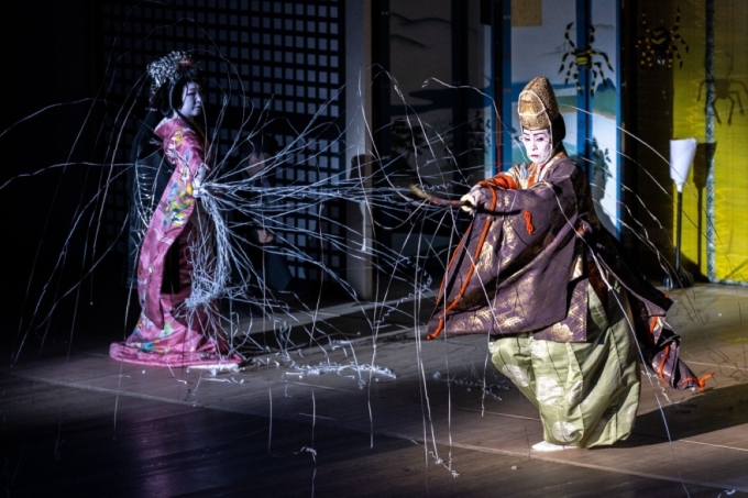 Các geisha và maiko tham gia tổng duyệt lễ hội thường niên Vũ điệu kinh thành tại nhà hát Gion Kobu Kaburenjo ở Kyoto ngày 31/3. Ảnh: AFP