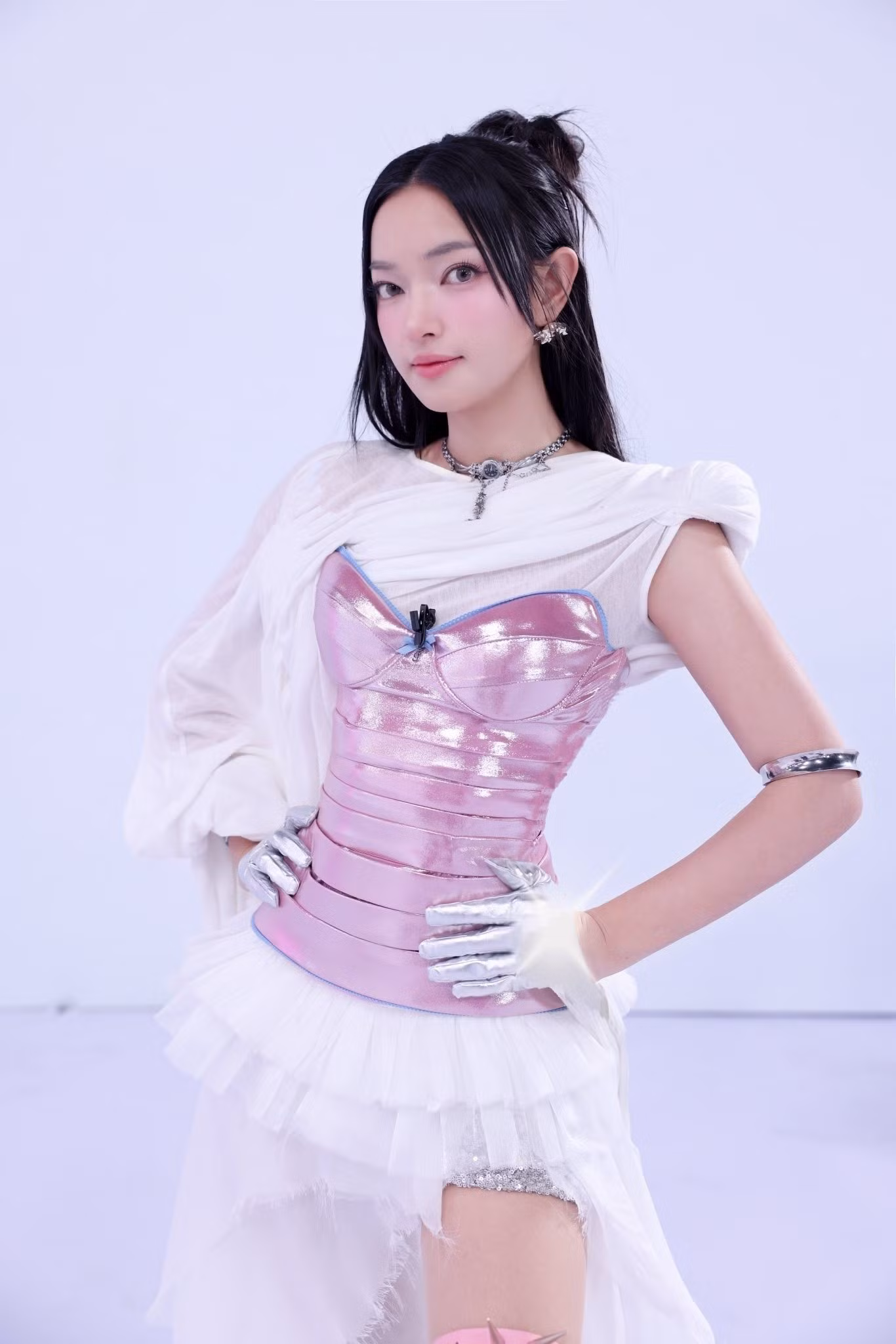 Từ vụ Á hậu Huyền My pass lại đôi giày hiệu cũ, nghĩ gì về chuyện nghệ sĩ thanh lý quần áo mặc rồi- Ảnh 3.