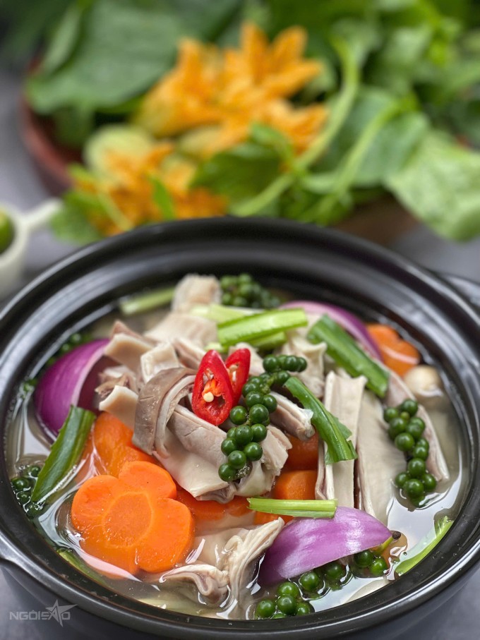 Món ăn không bị ngán nhờ hầm cùng rau củ, cho nước dùng ngọt thanh.