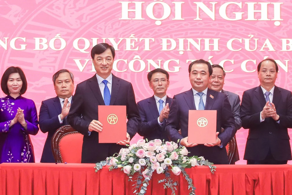 Trưởng Ban tổ chức Trung ương Nguyễn Duy Ngọc và tân Bí thư Thành uỷ Hà Nội Trần Đức Thắng, thực hiện nghi thức ký biên bản bàn giao nhiệm vụ Bí thư Thành ủy Hà Nội. Ảnh: Trọng Phú tran-duc-thang-4.jpg