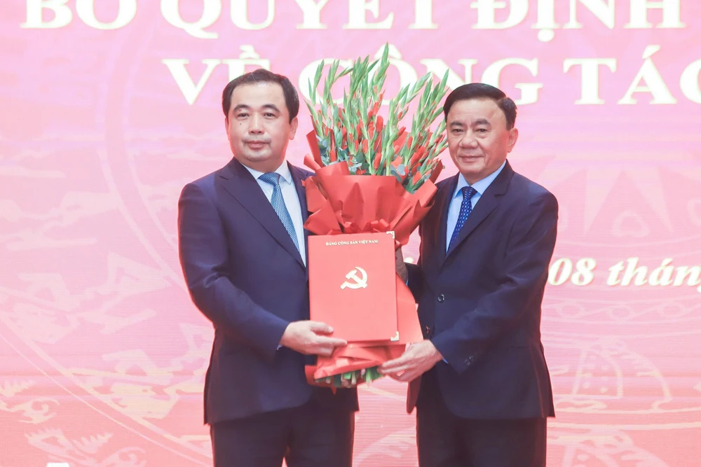 Thường trực Ban Bí thư Trần Cẩm Tú trao quyết định, tặng hoa chúc mừng tân Bí thư Thành ủy Hà Nội Trần Đức Thắng. Ảnh: Trọng Phú Thường trực Ban Bí thư Trần Cẩm Tú trao quyết định, tặng hoa chúc mừng tân Bí thư Thành ủy Hà Nội Trần Đức Thắng. Ảnh: Trọng Phú
