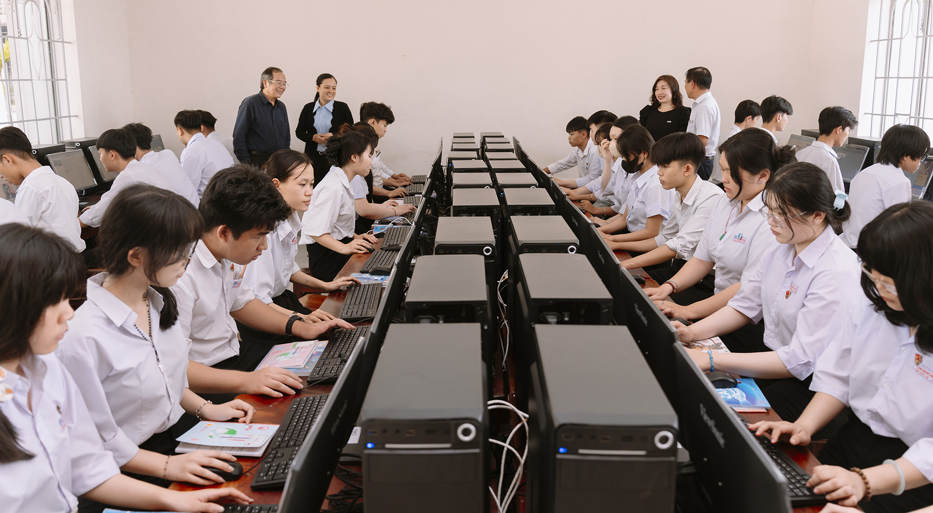 FWD tài trợ 1 tỉ tái thiết môi trường học tập cho học sinh tỉnh Khánh Hòa - Ảnh 2.